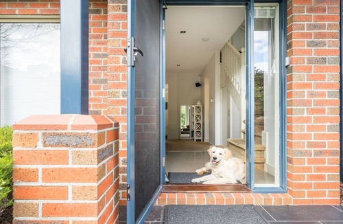 Mentone House | Mentone Abode Pet Friendly with Garden and BBQ