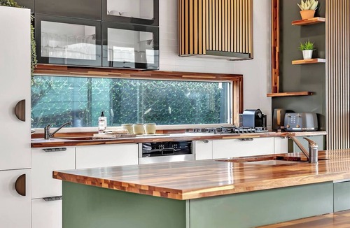 St Kilda Cottage | Mermaid Haus Beach Escape with Pool Fire and Style
