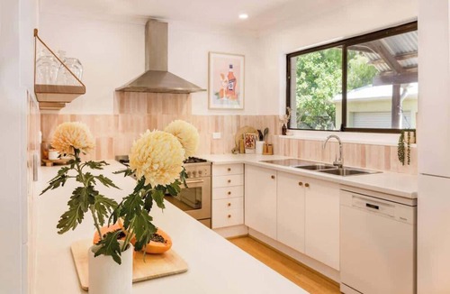 Eagle Bay House | Mika Cabin—Breezy Family Haven, Easy Walk to Beach