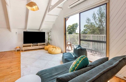 Eagle Bay House | Mika Cabin—Breezy Family Haven, Easy Walk to Beach