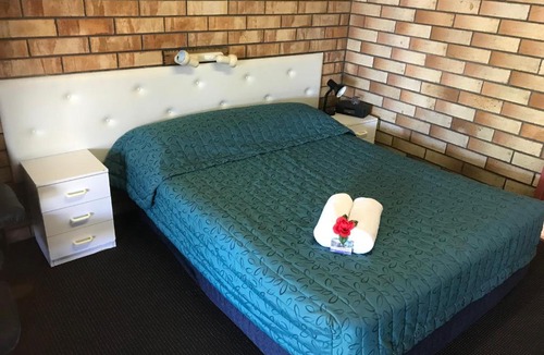 Miles Hotel | Miles Outback Motel