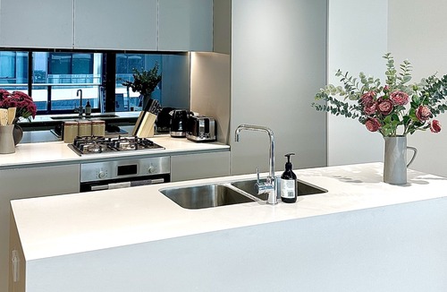Footscray Apartment | Minutes from Melbourne CBD - FREE Parking