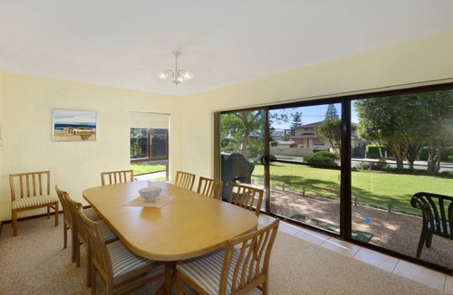 Avoca Beach Apartment | Moana 3 - Flat Walk to Beach, Shops, and Cafes