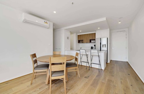 Phillip Apartment | Modern 1-Bed Apartment With Parking, Pool and Gym
