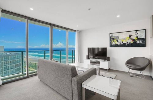 Surfers Paradise Apartment | Modern 1BR | Stunning Ocean View | 50m to Beach