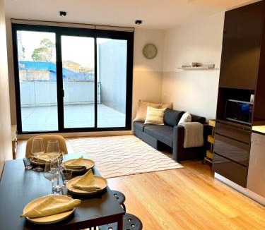Doncaster Apartment | Modern 2 Bed 2 Bath Apartment with Parking opposite Westfield Doncaster