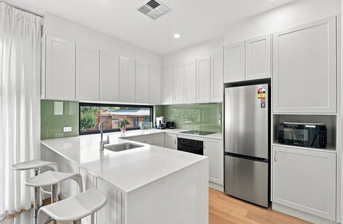 Victor Harbor Villa | Modern 2BR Townhouse | Coastal Views, Double Garage & Steps to the Beach