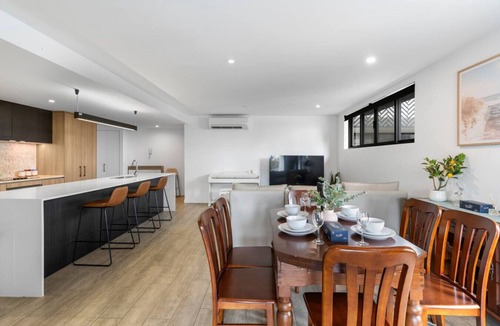St. Lucia Apartment | Modern 3BR Apartment near UQ, St Lucia