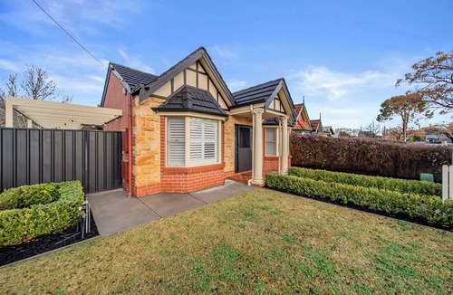 Allenby Gardens House | Modern 3BR Cottage Near City & Beach