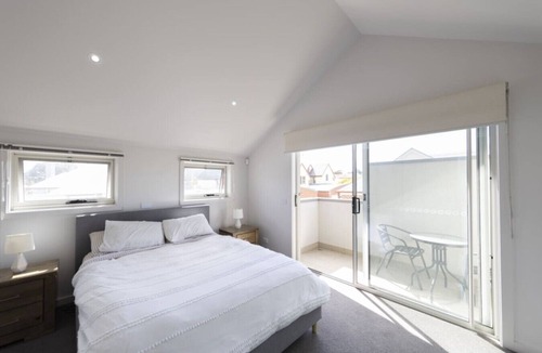 Geelong Villa | Modern 3BR Executive Townhouse in CBD, Mibnb