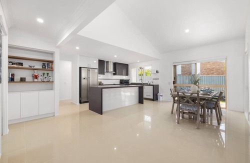 Robina House | Modern 3BR Home AC ThroughoutClose to Beach, Shops