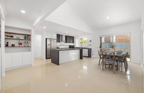 Robina House | Modern 3BR Home AC ThroughoutClose to Beach, Shops