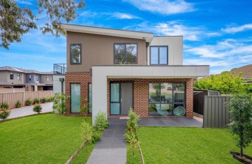 Maidstone House | Modern 3BR Home Near Medway Golf Club, Highpoint & Melbourne CBD