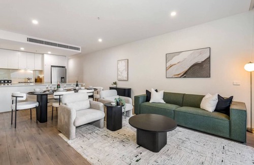 Docklands Apartment | Modern 3BR | River & Park Views | Walk to Crown