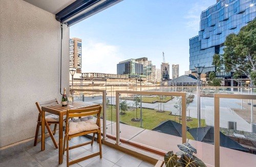Docklands Apartment | Modern 3BR | River & Park Views | Walk to Crown
