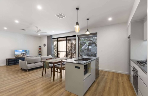 Everard Park House | Modern 3BR Townhouse Near Ashford Hospital