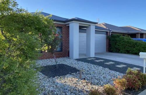 Epsom House | Modern 4-Bedroom Home, Near Playground, Lake Nature Trails, Minutes to Bendigo
