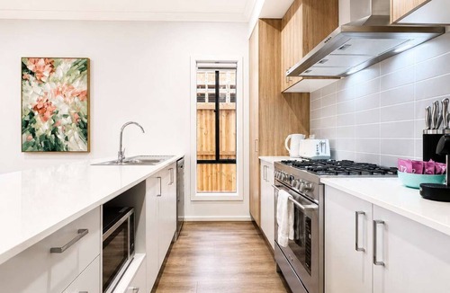 Armstrong Creek House | Modern 4BR Gateway to Great Ocean Rd and Geelong