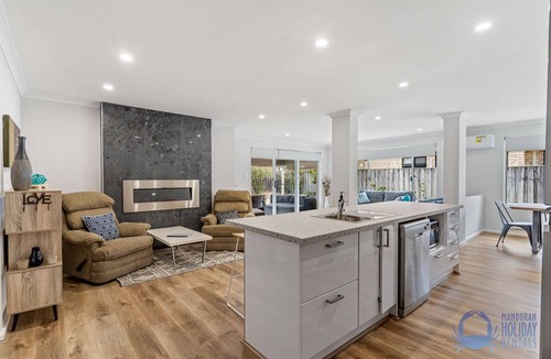 Halls Head House | Modern 4BR Halls Head holiday home close to all amenities