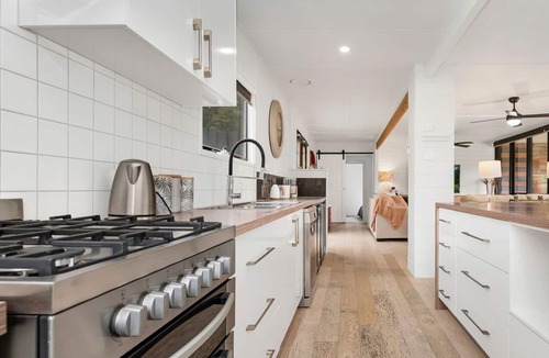 Echuca House | Modern 5-bedroom home with spa