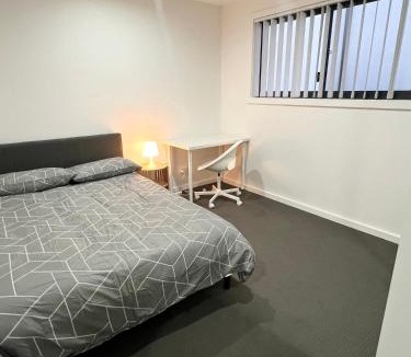 Guildford House | Modern and Comfortable Queen Room - OR2