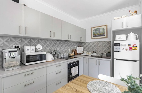 Bungalow Apartment | Modern Apartment complete, Close to Amenities Free Wifi