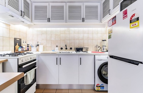 Plympton Apartment | Modern Apartment with Free Parking | Wi-Fi | Netflix | 5km to CBD & Glenelg