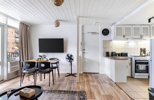 Plympton Apartment | Modern Apartment with Free Parking | Wi-Fi | Netflix | 5km to CBD & Glenelg