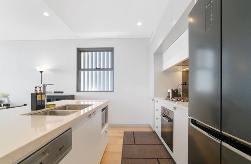 Burwood Apartment | Modern Apt - 3 BEDS/1 CAR/Nr Station/Eats/CBD