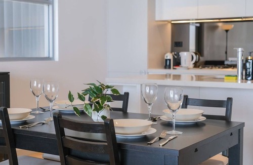 Burwood Apartment | Modern Apt - 3 BEDS/1 CAR/Nr Station/Eats/CBD