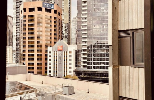 Carlton South Apartment | Modern Apt in Melbourne City within Free Tram Zone & close to Train Stations