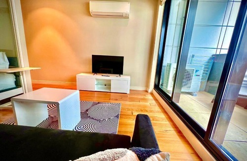 North Melbourne Apartment | Modern Apt with Pool+Sauna & Gym