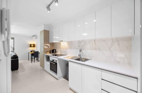 Rockingham Apartment | Modern Apt with Balcony & Fast Wi-Fi, Near Beach