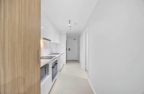 Rockingham Apartment | Modern Apt with Balcony & Fast Wi-Fi, Near Beach