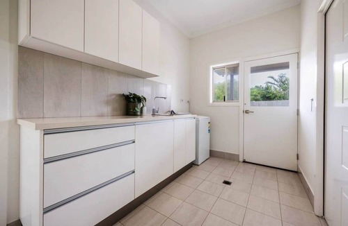 Minnie Water House | Modern beach house w/panoramic ocean views. Family-friendly.