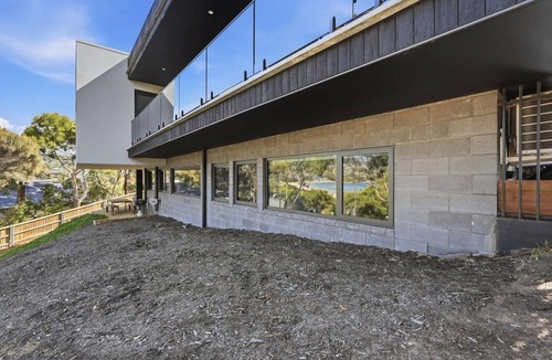 Blackmans Bay Apartment | Modern Beachside Studio
