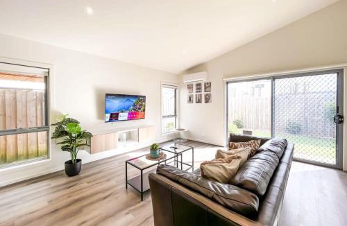Berwick House | Modern Berwick Home with Fast WiFi Garage