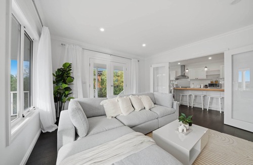 Cambridge House | Modern Camrise Retreat | Near Hobart Airport
