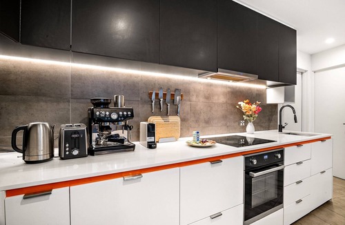 Carlton South Apartment | Modern Carlton Living Minutes to CBD