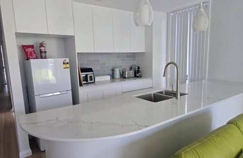 Sanctuary Point House | Modern Coastal 2-Bed Apartment- 5Min Walk to Paradise Beach & Local Shops.
