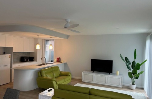 Sanctuary Point House | Modern Coastal 2-Bed Apartment- 5Min Walk to Paradise Beach & Local Shops.