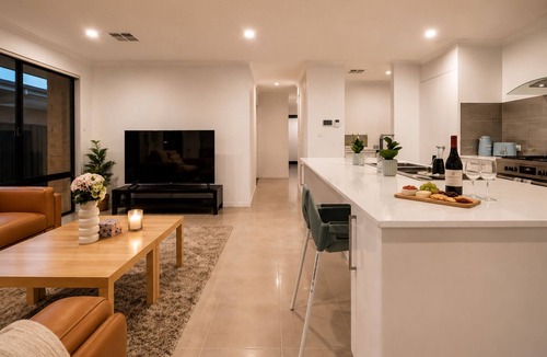 Madora Bay House | Modern coastal retreat in Madora Bay, minutes from the beach. Enjoy spacious living and easy access to Mandurah's coastline, parks, shops, and local attractions—perfect for families and friends.