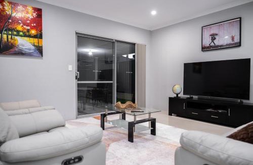 Dayton House | Modern Dayton Retreat near Swan Valley Perth Airport & Perth CBD