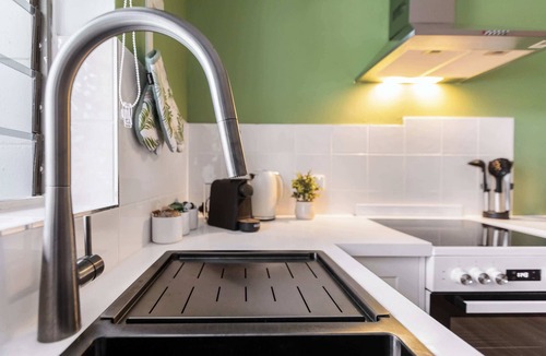 Edge Hill Apartment | Modern Edge Hill Studio w/Free Parking & Balcony