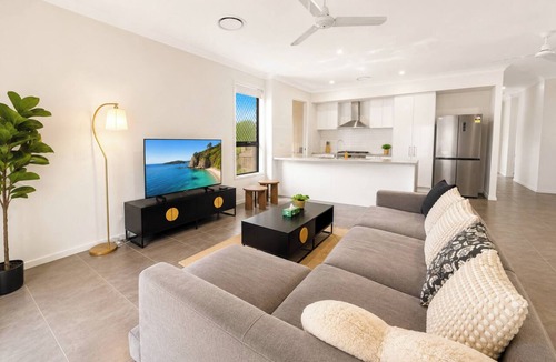 Murrumba Downs House | Modern Family Retreat with BBQ | Murrumba Downs