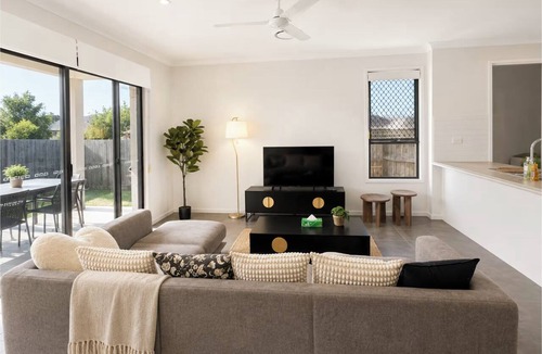 Murrumba Downs House | Modern Family Retreat with BBQ | Murrumba Downs