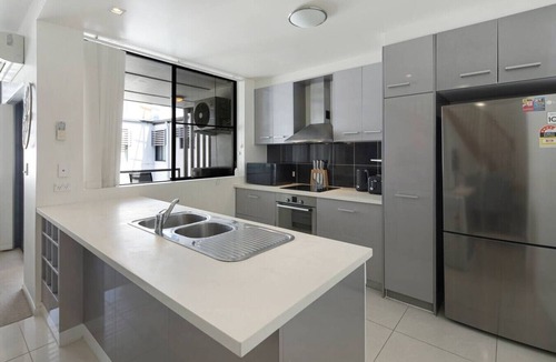 Margate Apartment | Modern Family Seaside Escape – Stroll to the Water