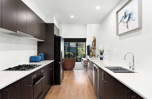Whitebridge House | Modern Fernleigh Track Home - Walk to Shops and Cafes