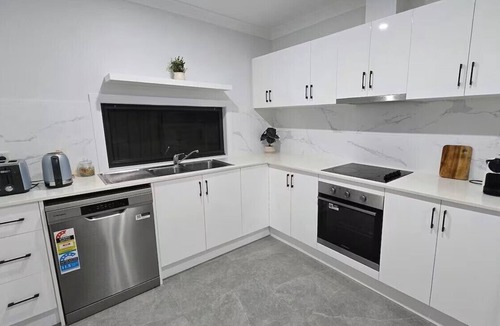 Tumbi Umbi House | Modern home away at the geographic centre of the Central Coast.