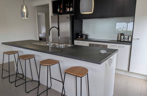 Curlewis House | Modern home close to bay, beach, wineries and golf courses. Entertainers delight